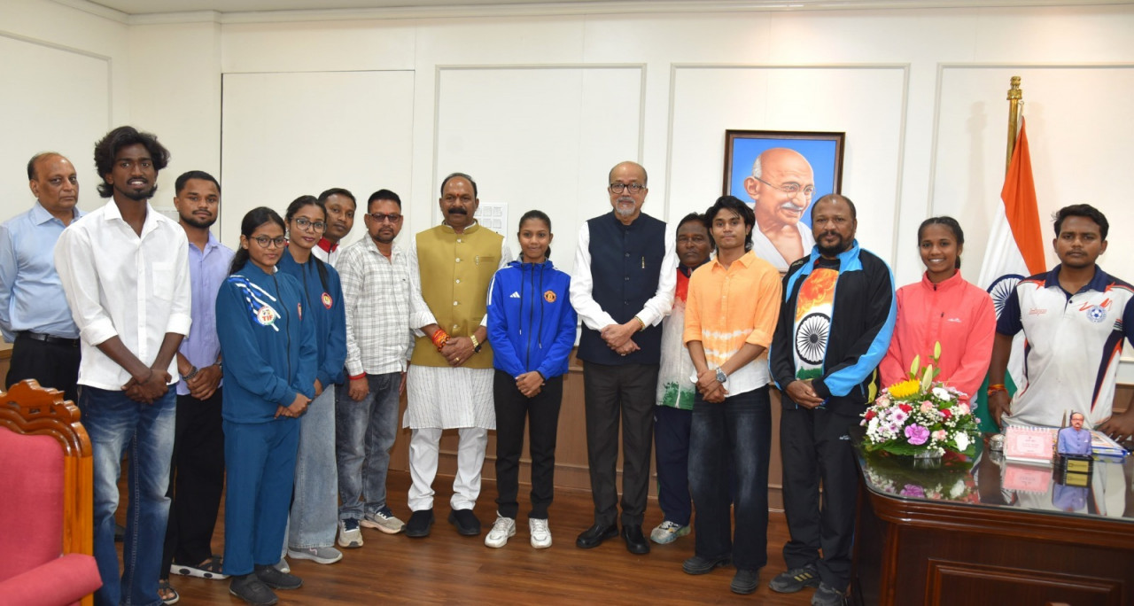 राज्यपाल श्री डेका से प्रदेश के उत्कृष्ट खिलाड़ियों ने की सौजन्य भेंट ,,,,